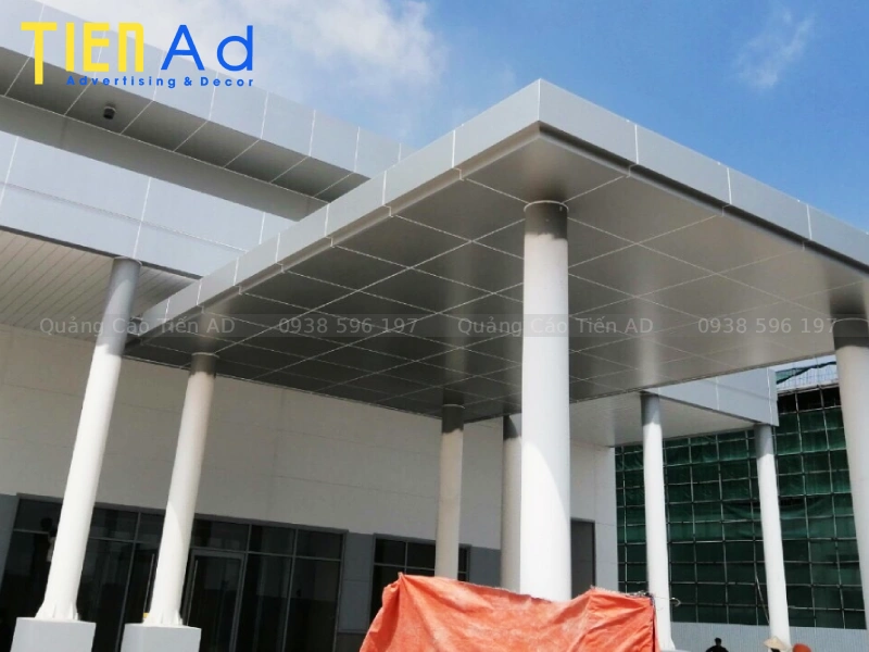 Alu mái sảnh cột chống