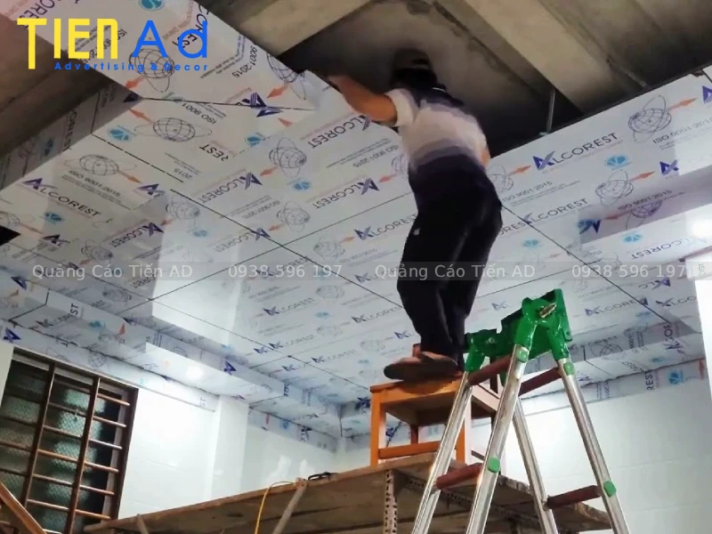 Bạn đang phân vân có nên thi công trần alu cho cửa hàng không