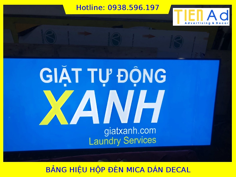 Bảng hiệu hộp đèn mica dán decal
