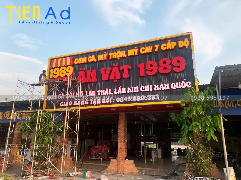 Bảng hiệu mì cay ăn vặt