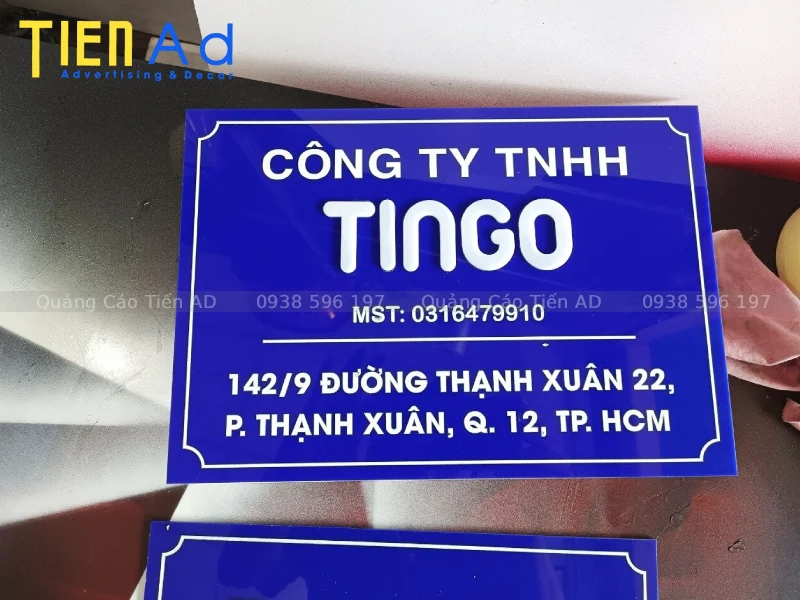 Bảng hiệu mica dán decal - 2