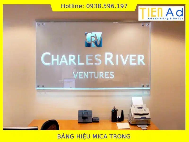 Bảng hiệu mica trong