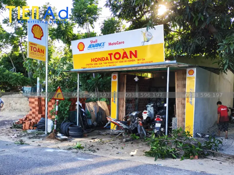 Bảng hiệu nhà tài trợ Shell
