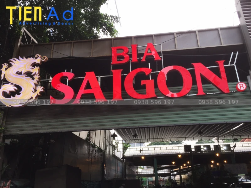 Bảng hiệu nhà tài trợ hãng Bia Sài Gòn