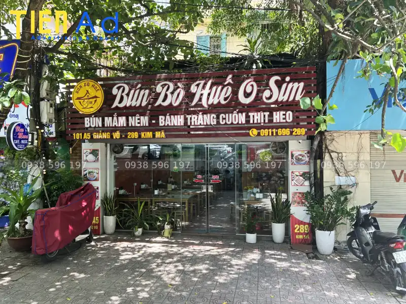 Bảng hiệu quán bún bò Huế O Sim