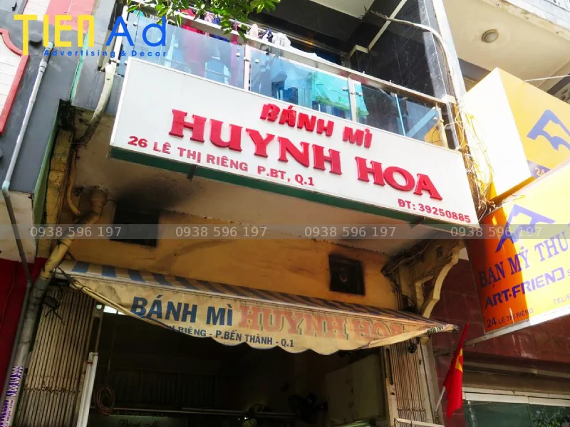 Bảng hiệu quảng cáo bánh mì Huynh Hoa