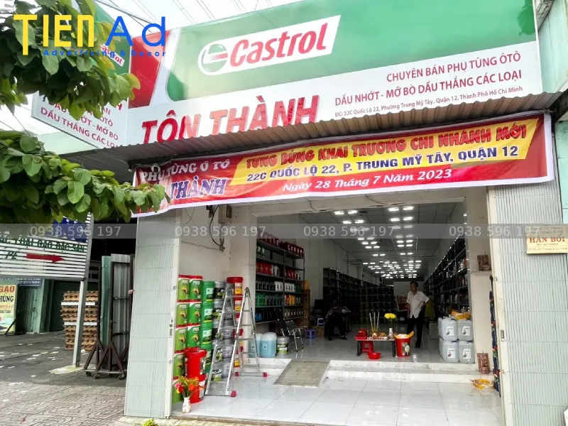 Bảng hiệu tài trợ hãng Castrol