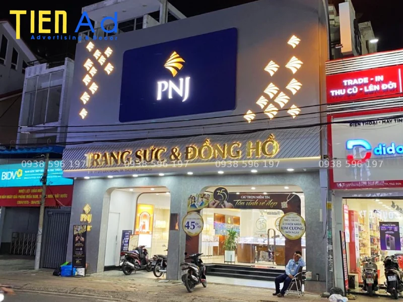 Bảng hiệu trang sức và đồng hồ PNJ