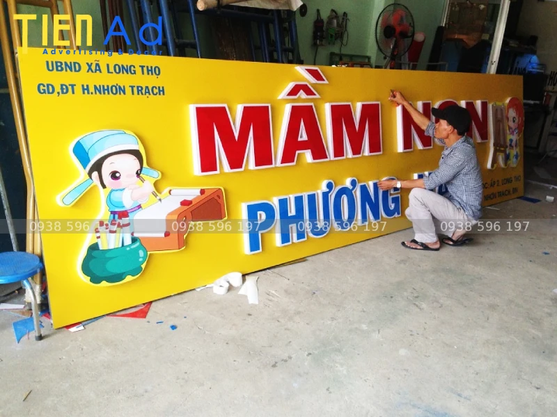 Bảng hiệu trường mầm non mica