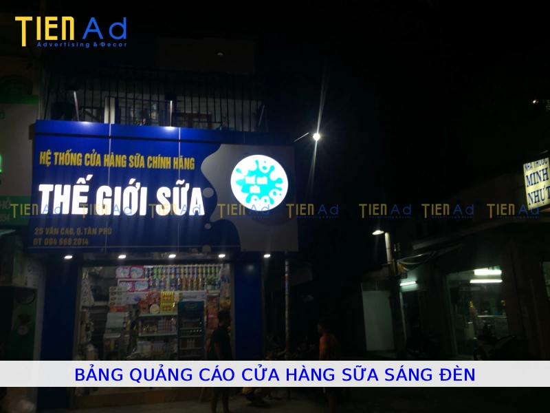 Bảng quảng cáo cửa hàng sữa sáng đèn