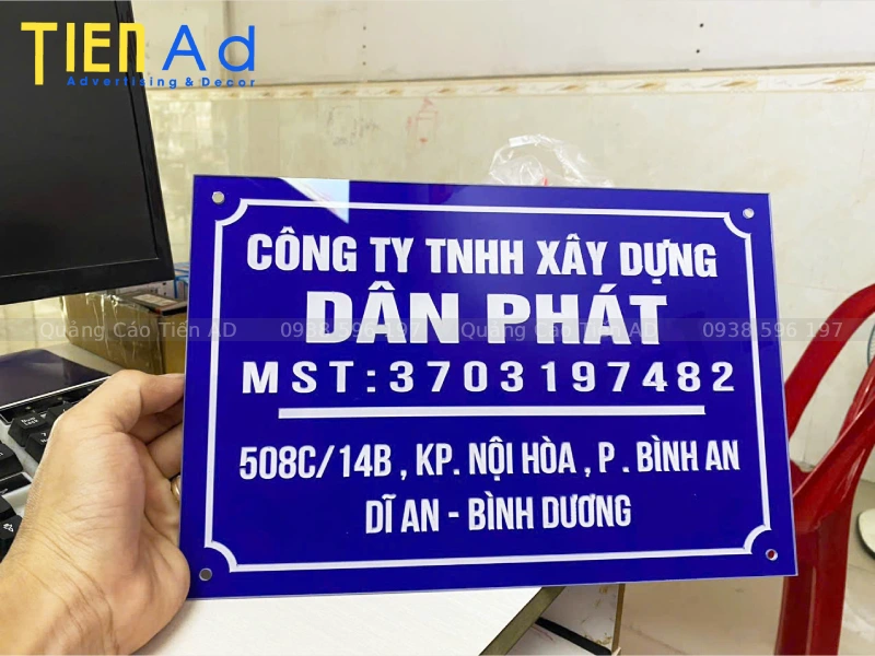 Báo giá thi công bảng hiệu mica dán decal trọn gói mới nhất