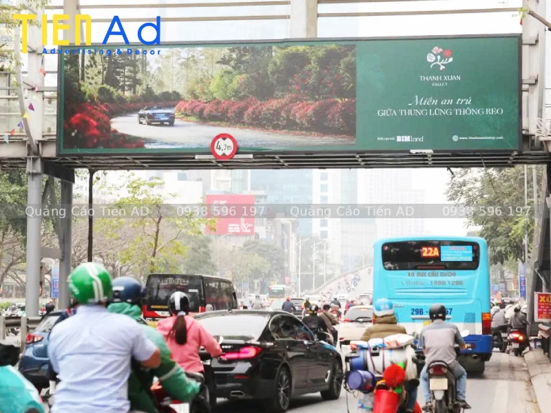 Báo giá thi công bảng hiệu quảng cáo trên cầu vượt đi bộ