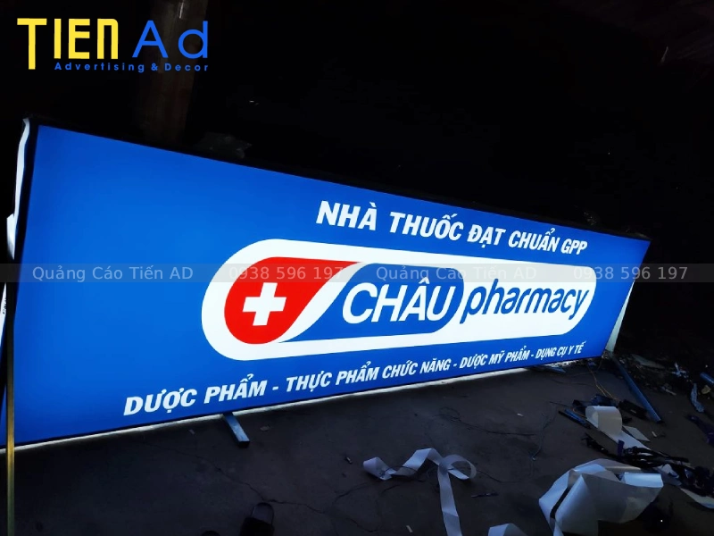 Bảo trì và vệ sinh hộp đèn nhà thuốc đúng cách