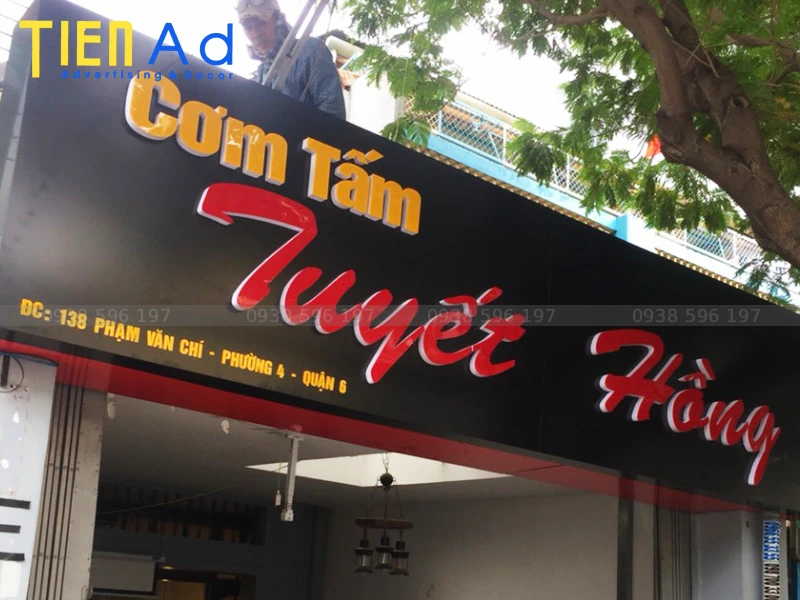 Bí quyết giúp bảng hiệu cơm tấm nổi bật giữa phố đông khách