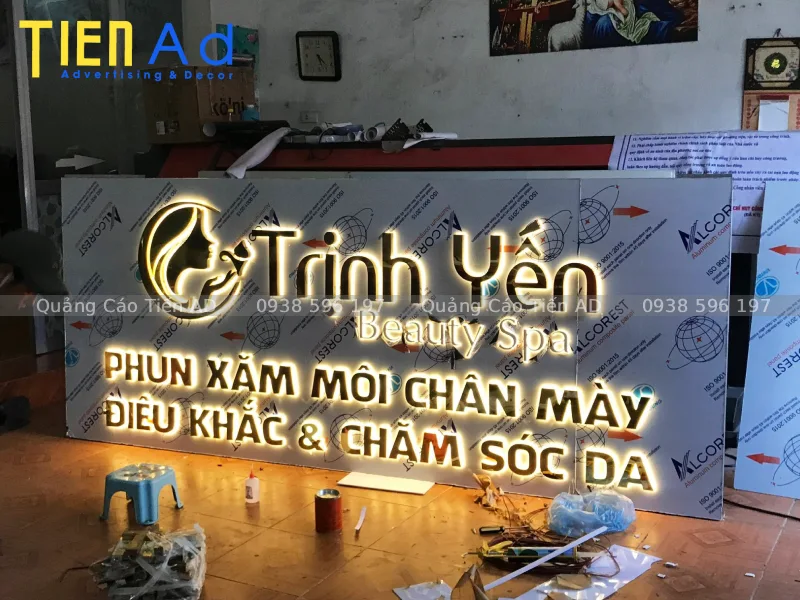 Các chất liệu phổ biến dùng làm biển hiệu phun xăm thẩm mỹ