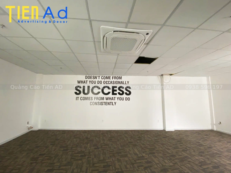 Các hạng mục trang trí văn phòng cắt chữ dán decal và chữ mica cho công ty RRecruiter