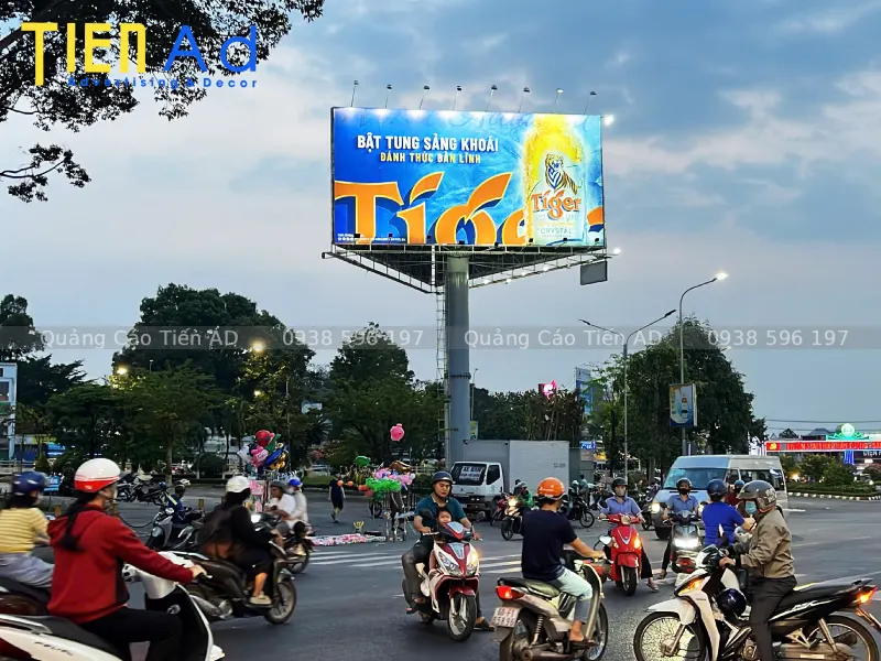 Các mẫu biển quảng cáo lật 3 mặt Trivision Billboard đẹp