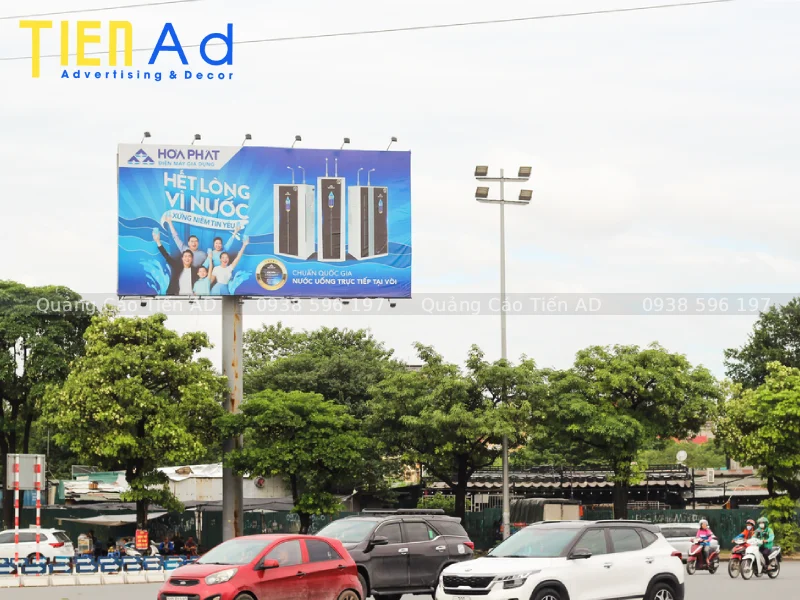 Các yếu tố ảnh hưởng chi phí thi công thay bạt billboard ngoài trời