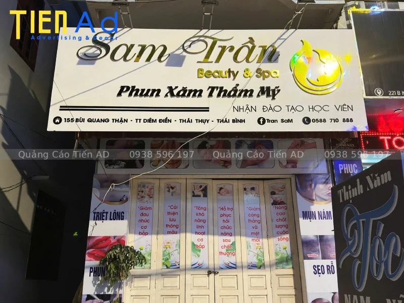 Các yếu tố ảnh hưởng đến chi phí làm bảng hiệu phun xăm thẩm mỹ