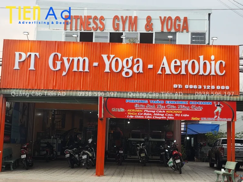 Cách bảo quản và vệ sinh bảng hiệu yoga luôn sáng đẹp như mới