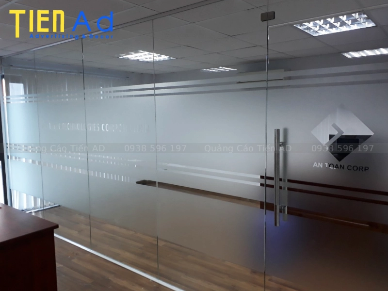 Cách xử lý các góc cạnh và đường cong khó khi thi công decal