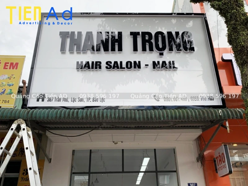 Chất liệu làm bảng hiệu salon tóc phổ biến