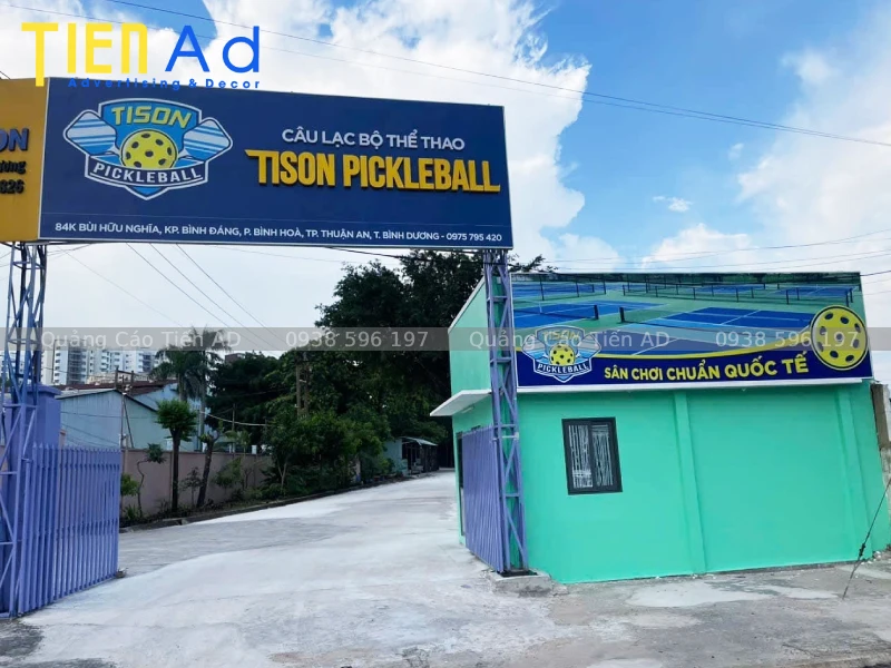 Chất liệu thường dùng để thi công bảng hiệu sân pickleball