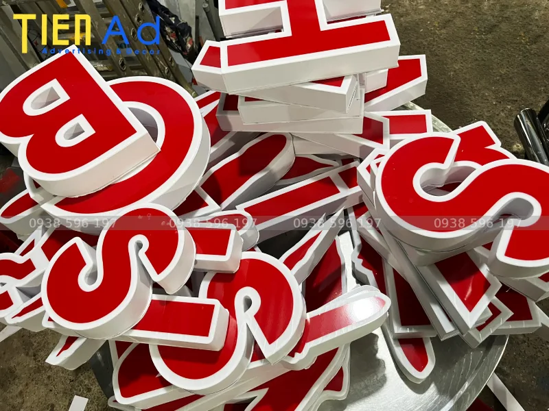 Chữ nổi mica chân formex