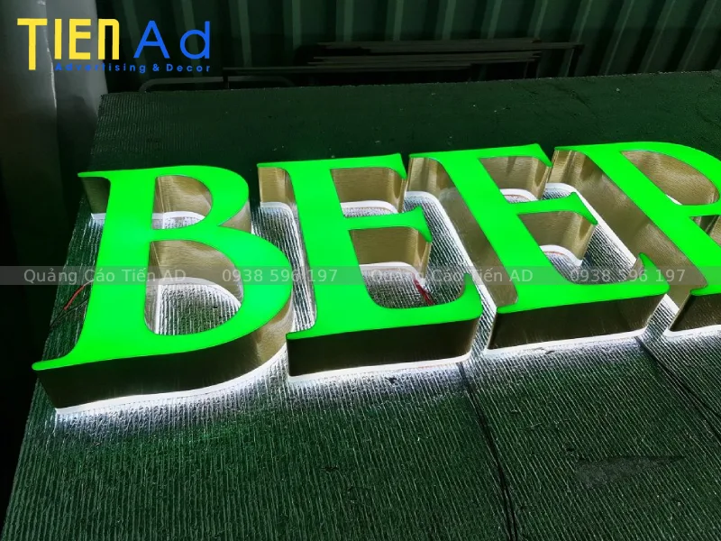 Chữ nổi mica viền inox hắt chân