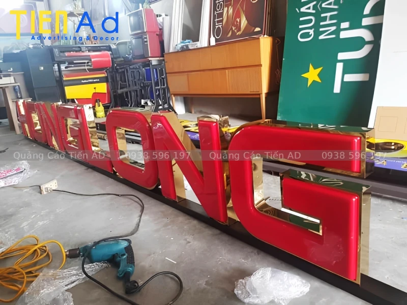 Chữ nổi mica viền inox khác sạn Hồng Long