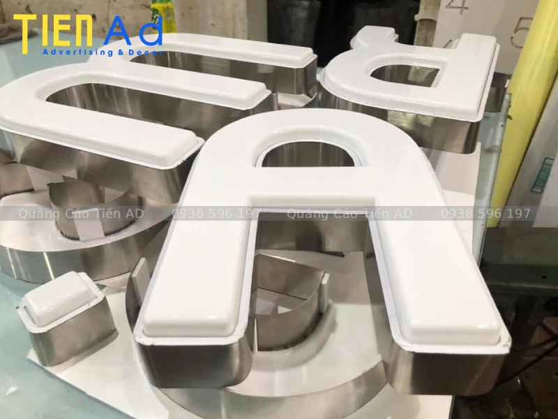 Chữ nổi mica viền inox không đèn