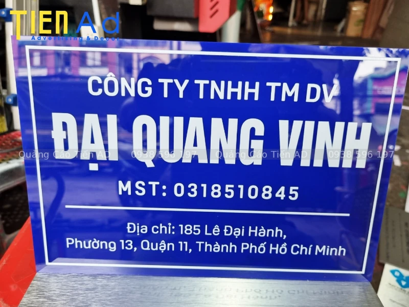 Địa chỉ làm bảng hiệu mica dán decal uy tín tại TP.HCM