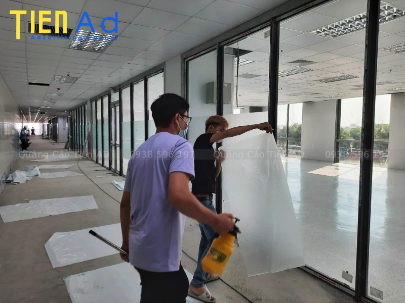 Đơn vị dán decal trọn gói giá rẻ tại TP.HCM Quảng Cáo Tiến AD