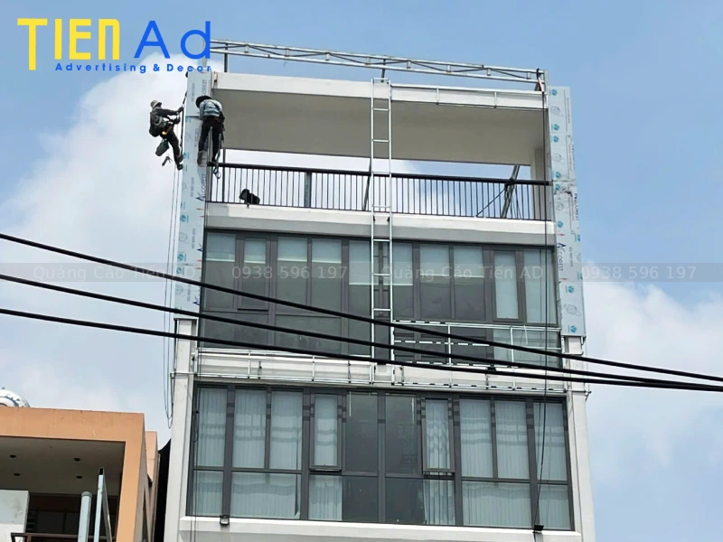 Đơn vị thi công chữ nổi inox mặt mica sáng đèn LED chất lượng cao tại TP.HCM