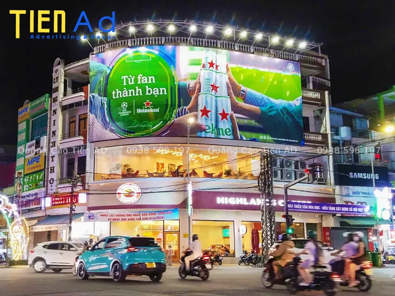 Đơn vị thi công thay bạt pano ốp tường uy tín, nhanh chóng tại TP.HCM