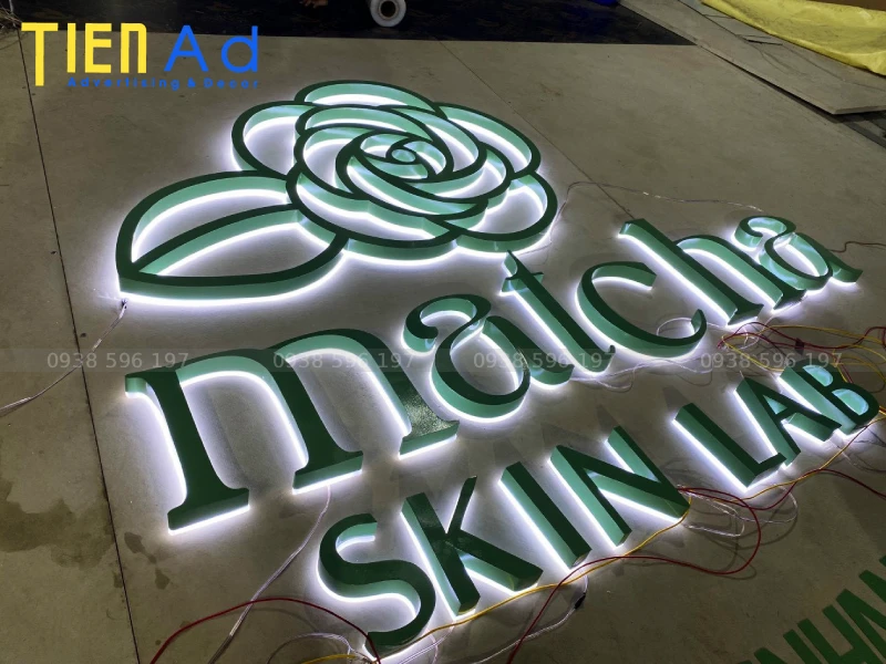 Gia công chữ inox có đèn và không đèn nên chọn loại nào