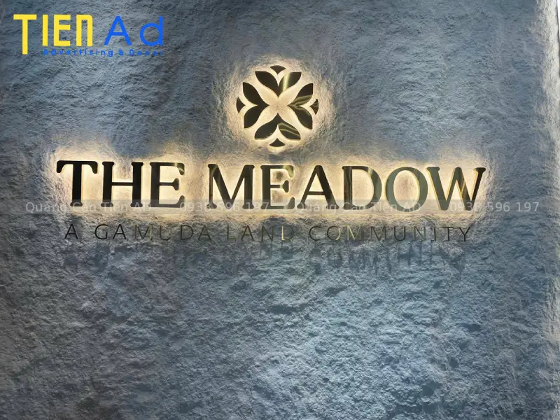 Gia công logo và bộ chữ nổi inox The Meadow hắt sáng chân