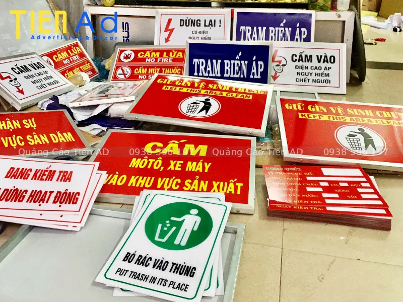 Giải mã sức hút của bảng hiệu mica dán decal trong phân khúc giá rẻ