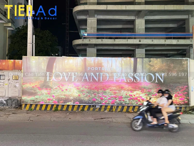 Hiệu quả hoarding hộp đèn dự án Lancaster Legacy cho Tập đoàn Trung Thủy vào ban đêm