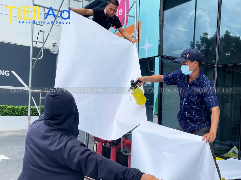 Hình ảnh Tiến AD thi công decal dán kính cửa hàng Vesta tại Quận 1 - 1