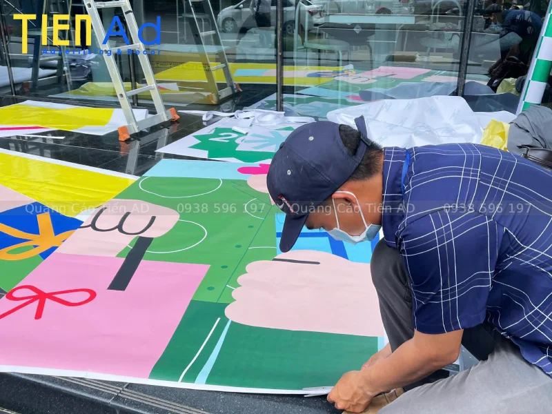 Hình ảnh Tiến AD thi công decal dán kính cửa hàng Vesta tại Quận 1 - 3