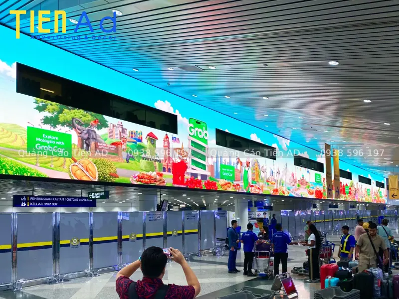 Hình ảnh quảng cáo tại sân bay - 1