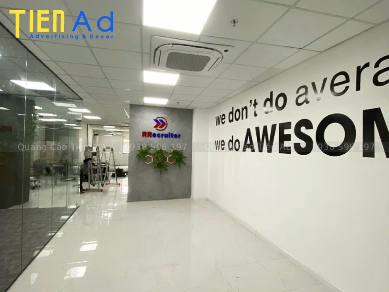 Hình ảnh thi công trang trí văn phòng cắt chữ dán decal và chữ mica cho công ty RRecruiter - 1