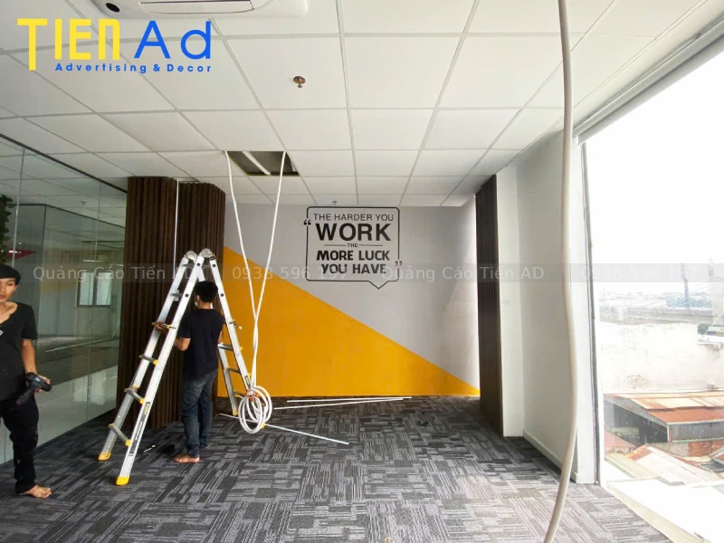 Hình ảnh thi công trang trí văn phòng cắt chữ dán decal và chữ mica cho công ty RRecruiter - 2