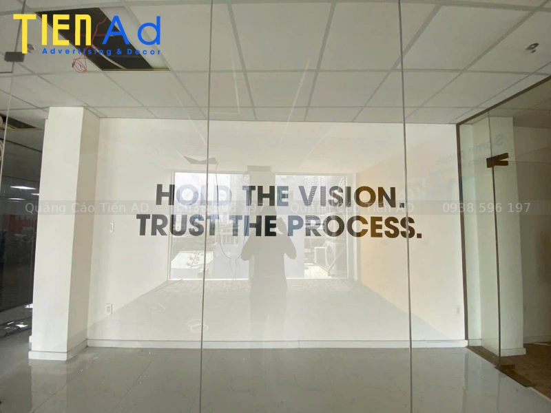 Hình ảnh thi công trang trí văn phòng cắt chữ dán decal và chữ mica cho công ty RRecruiter - 3