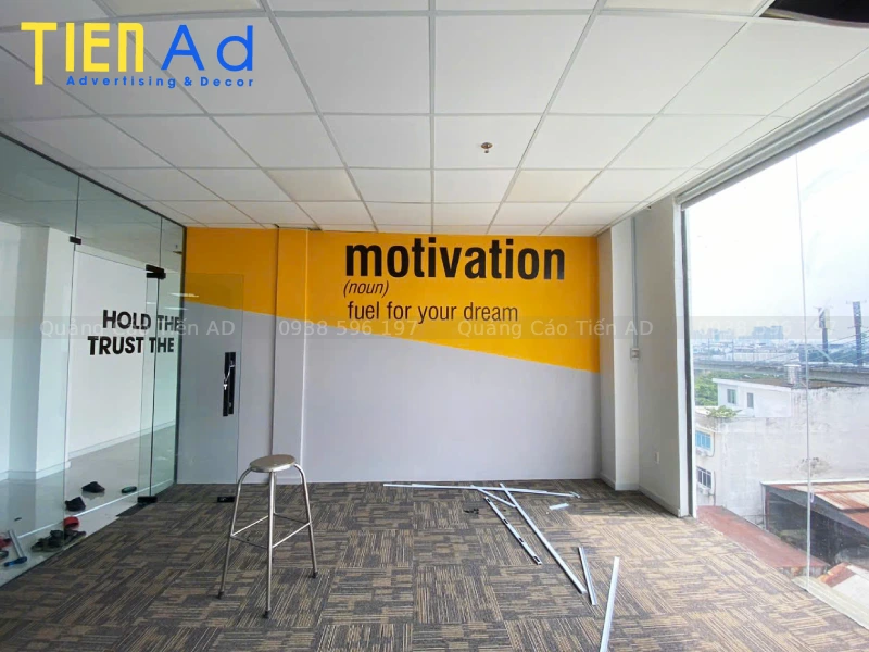 Hình ảnh thi công trang trí văn phòng cắt chữ dán decal và chữ mica cho công ty RRecruiter - 4