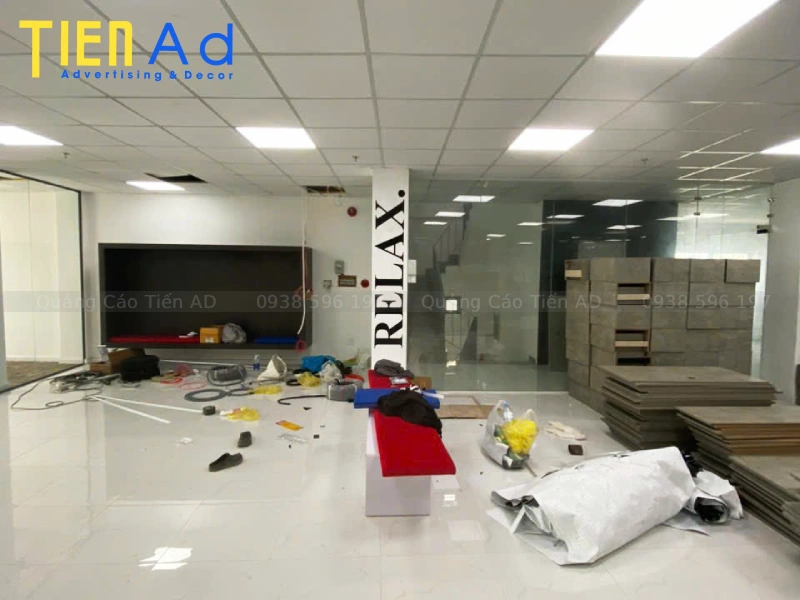 Hình ảnh thi công trang trí văn phòng cắt chữ dán decal và chữ mica cho công ty RRecruiter - 5