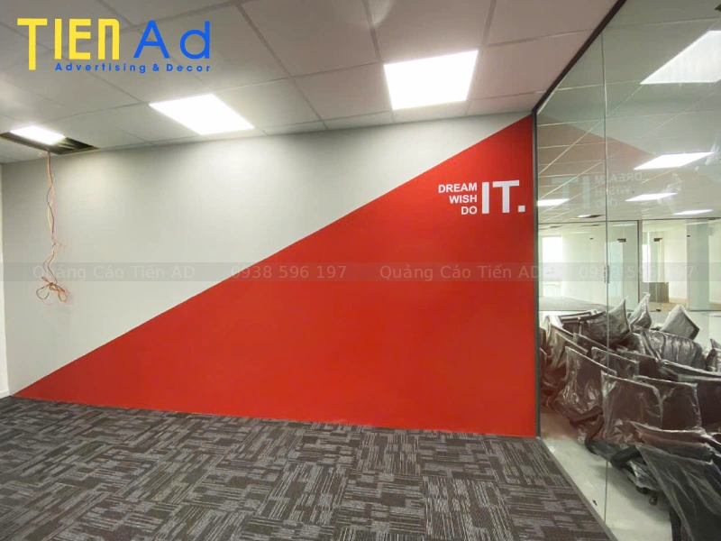 Hình ảnh thi công trang trí văn phòng cắt chữ dán decal và chữ mica cho công ty RRecruiter - 6