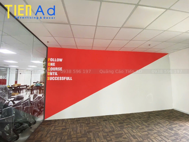 Hình ảnh thi công trang trí văn phòng cắt chữ dán decal và chữ mica cho công ty RRecruiter