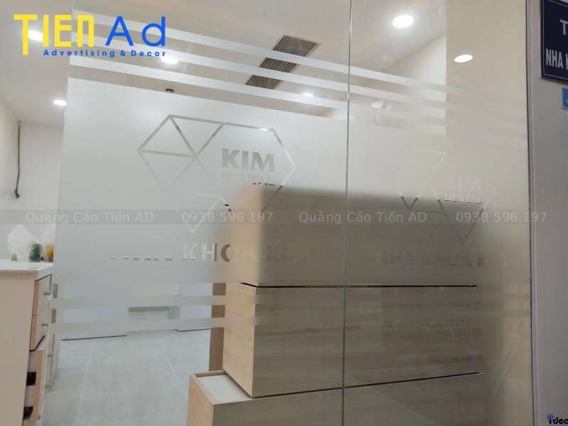 Hướng dẫn cách thi công decal chuẩn kỹ thuật không nổi bọt khí